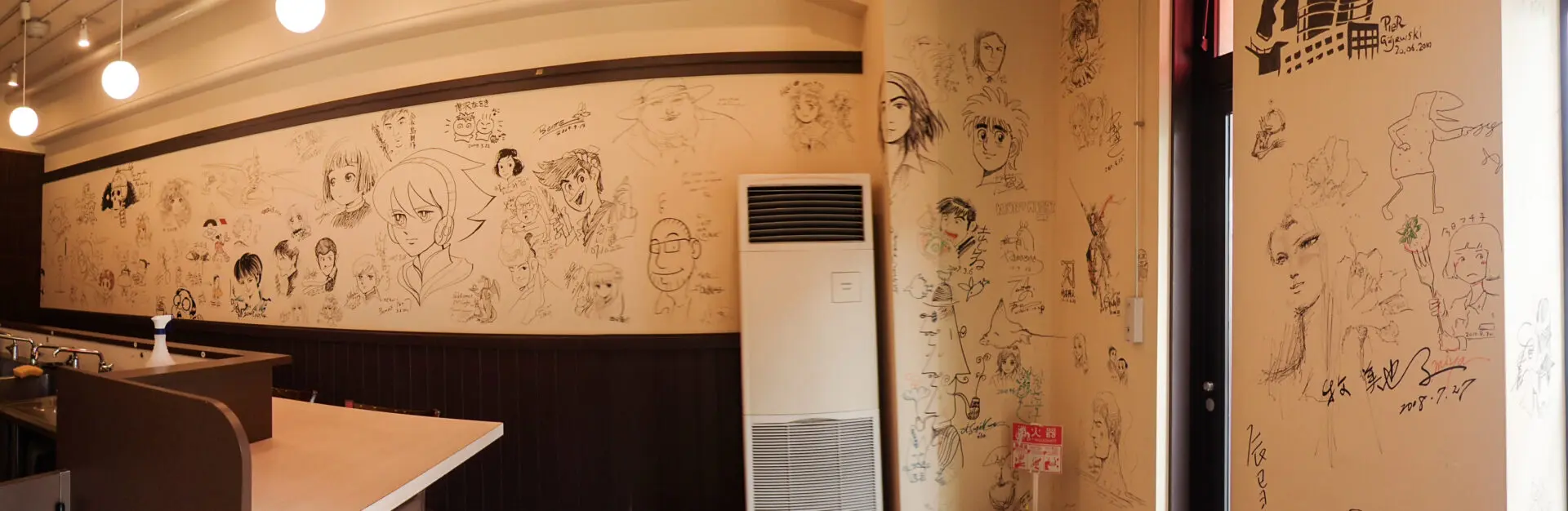 サインの壁」を知っていますか？ - 京都国際マンガミュージアム