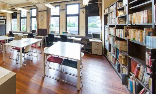 京都国際マンガミュージアム 京都市と京都精華大学による日本初のマンガ博物館 図書館